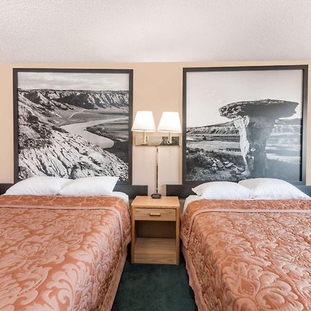Super 8 By Wyndham Glendive Hotel Bagian luar foto