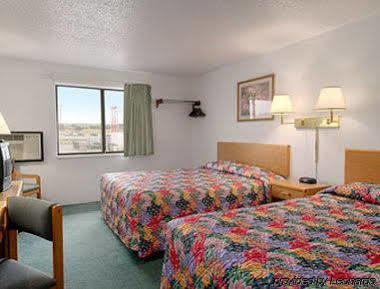 Super 8 By Wyndham Glendive Hotel Bagian luar foto