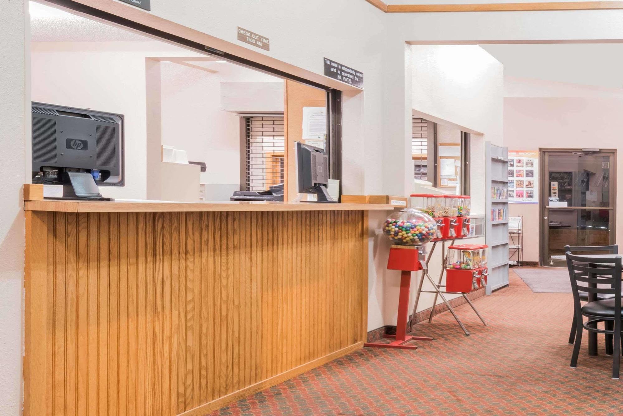 Super 8 By Wyndham Glendive Hotel Bagian luar foto