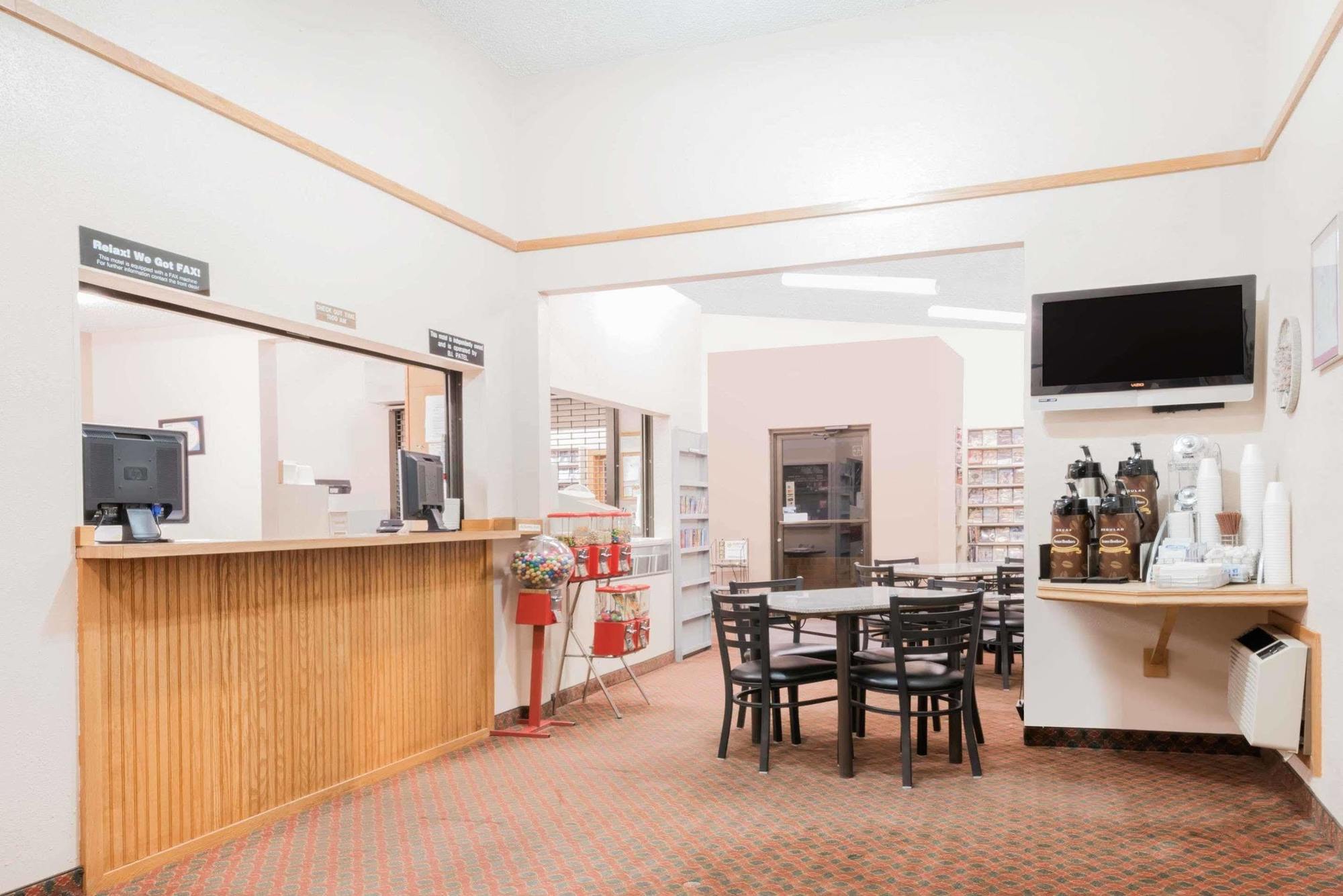 Super 8 By Wyndham Glendive Hotel Bagian luar foto