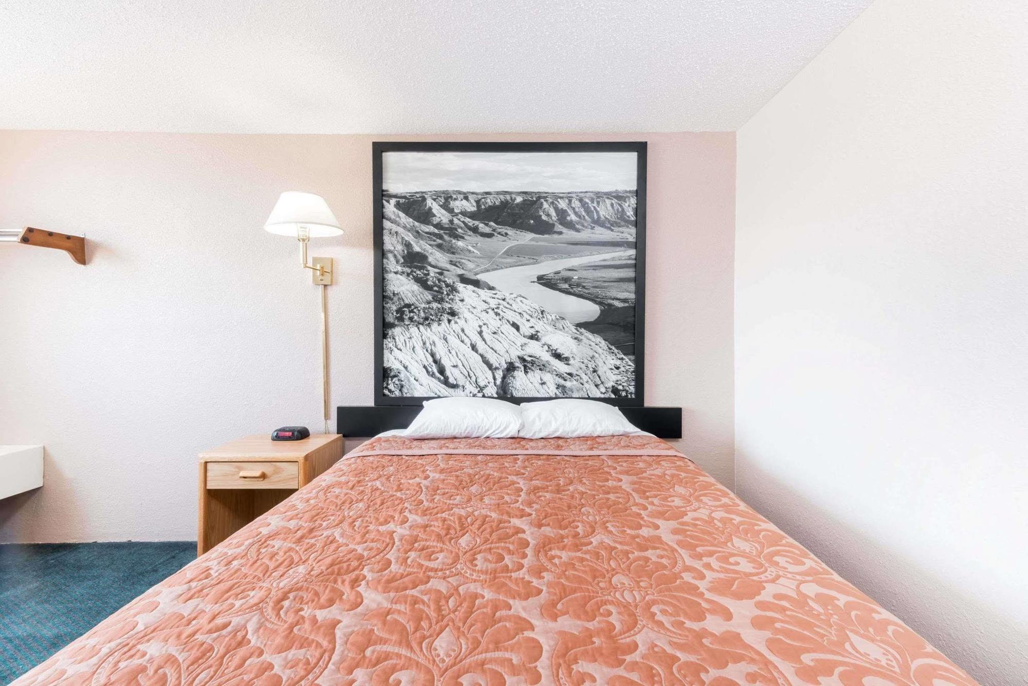 Super 8 By Wyndham Glendive Hotel Bagian luar foto